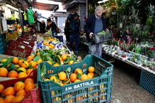 Dino, o 'chef dos pobres' que aos 90 anos cozinha para os sem-abrigo