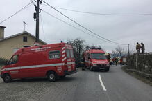 Um morto em colisão entre carro e ambulância em Barcelos