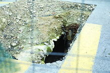 Buraco em rua Maria Pia, entre Alcântara e Campo de Ourique