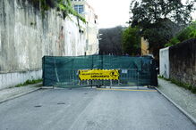 Buraco em rua Maria Pia, entre Alcântara e Campo de Ourique