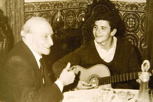 Tozé Martinho, muito jovem, a confraternizar com o avô