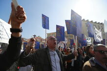 Milhares protestam em frente ao Parlamento contra a despenalização da eutanásia	