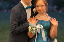 Menina com síndrome de Down torna-se modelo anos após médicos sugerirem que fosse dada para adoção