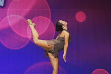 Menina com síndrome de Down torna-se modelo anos após médicos sugerirem que fosse dada para adoção