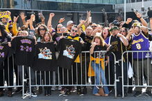 Estrelas da NBA e 20 mil adeptos prestam última homenagem a Kobe Bryant