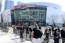 Estrelas da NBA e 20 mil adeptos prestam última homenagem a Kobe Bryant