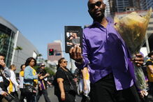 Estrelas da NBA e 20 mil adeptos prestam última homenagem a Kobe Bryant