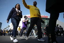 Estrelas da NBA e 20 mil adeptos prestam última homenagem a Kobe Bryant