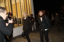 Assunção Esteves e Teresa Leal Coelho no velório de Laura Ferreira, mulher de Passos Coelho