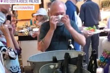 Turistas de máscara e biquíni em hotel de Tenerife