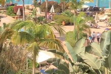 Turistas de máscara e biquíni em hotel de Tenerife