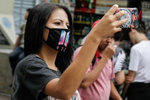 Brasileiros a proteger-se do coronavírus durante Carnaval no Brasil