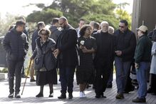 A mãe de Laura amparada pelo marido e os filhos.JPG