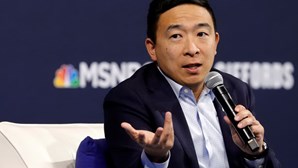 Democrata Andrew Yang desiste da corrida à Casa Branca