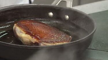 Aprenda a fazer um magret de pato com puré de topinambur e rabanetes salteados