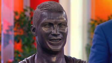 Mestre chocolateiro faz estátua de chocolate de Cristiano Ronaldo em tamanho real