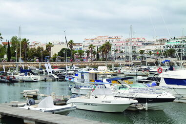 Agressão ocorreu ao início da madrugada deste domingo na marina de Lagos. Ferido foi levado para o hospital de Portimão  