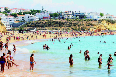 Algarve já tem milhares de turistas, que aproveitam o tempo quente e as águas cálidas