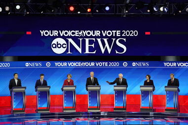 Tensão e ataques cruzados: Foi assim o primeiro debate democrata após o início das primárias nos EUA