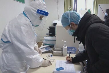 Número de mortos por coronavírus chega aos 811 e já ultrapassa as vítimas de SARS 