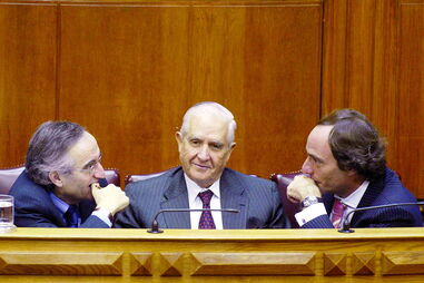 Barreto (ao centro) com Bagão Félix e Paulo Portas na votação do Orçamento para 2005 