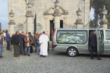 Dezenas de pessoas no último adeus ao homem que morreu depois de esperar seis horas no Hospital de Lamego
