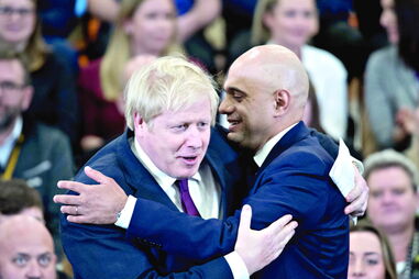 Demissão de Savid Javid (à direita) abalou governo