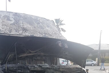 Carrinha consumida pelas chamas em Gondomar