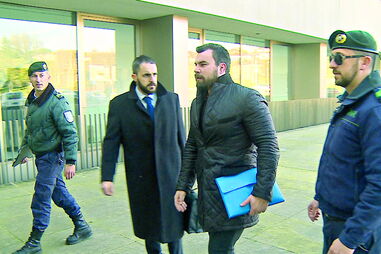 Sérgio Ribeiro, ao centro e com uma pasta, foi ontem ouvido por uma procuradora do Ministério Público, em Famalicão