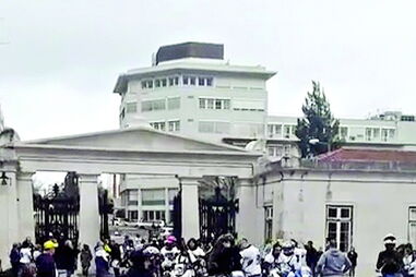 Amigos de Tino Sousa levaram motas para o cemitério dos Prazeres