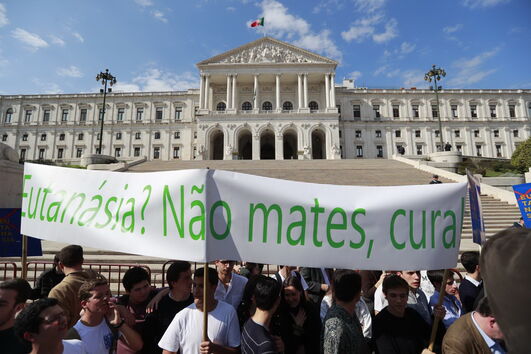 Milhares protestam em frente ao Parlamento contra a despenalização da eutanásia