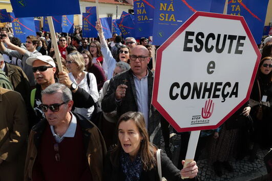 Milhares protestam em frente ao Parlamento contra a despenalização da eutanásia