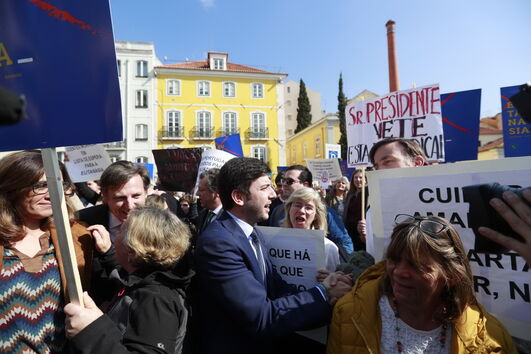 Milhares protestam em frente ao Parlamento contra a despenalização da eutanásia	