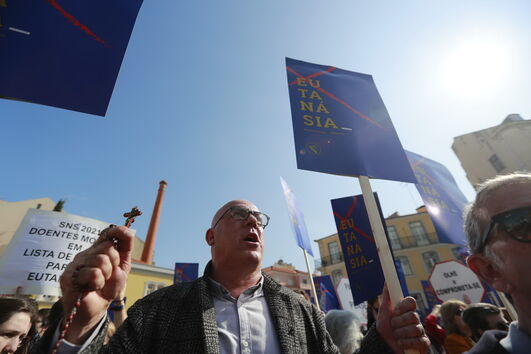 Milhares protestam em frente ao Parlamento contra a despenalização da eutanásia	