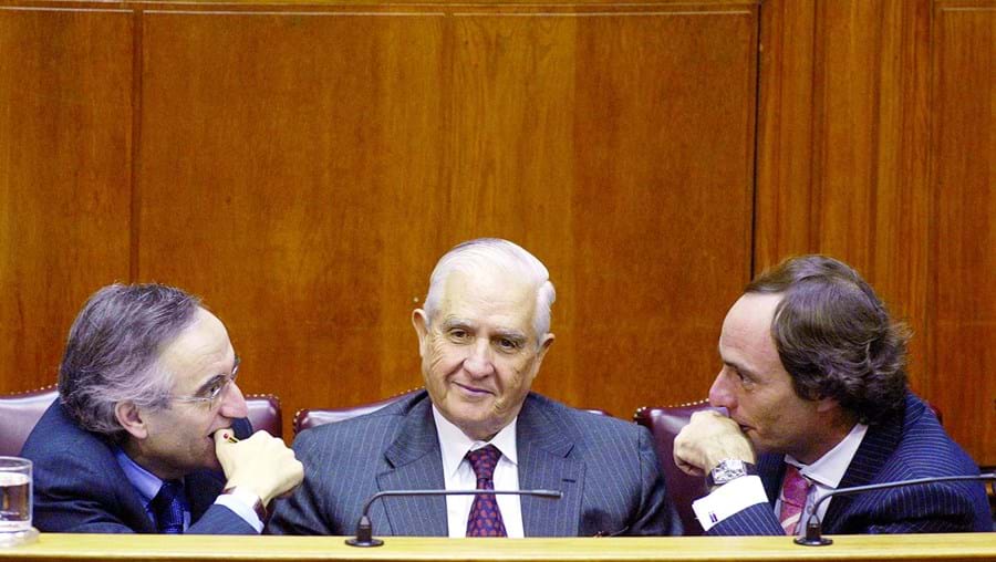 Barreto (ao centro) com Bagão Félix e Paulo Portas na votação do Orçamento para 2005 