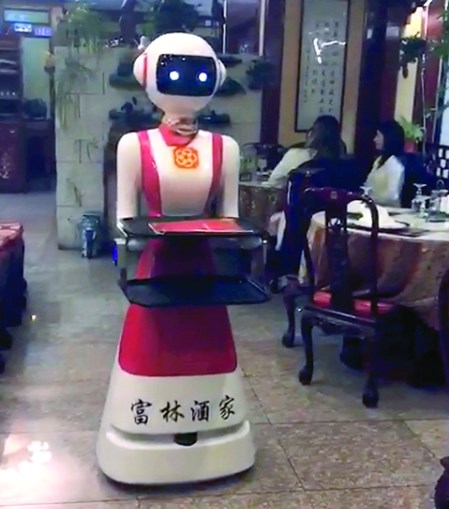 Um robô que serve à mesa no restaurante Fulin