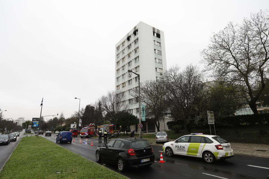 Duas pessoas assistidas devido a incêndio em Lisboa