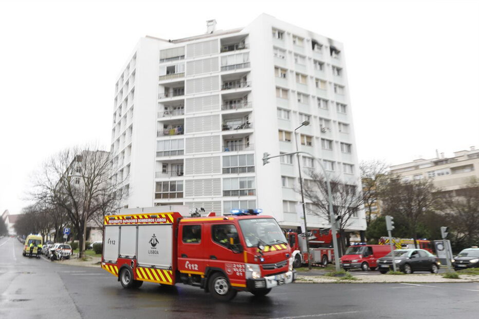 Duas pessoas assistidas devido a incêndio em Lisboa