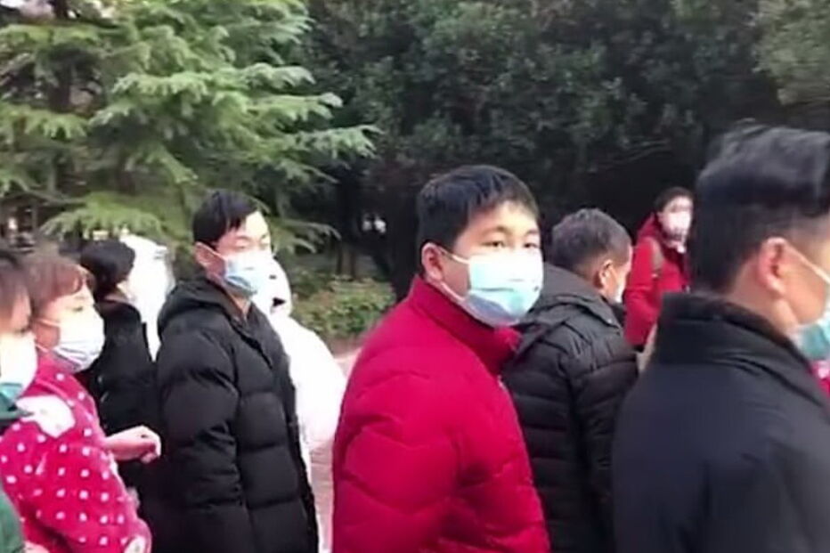 Pacientes que venceram coronavírus celebram após terem alta do hospital