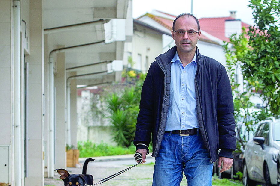 Renato Loureiro acompanhado por Link, o cão enfermeiro, que o ajuda a controlar a diabetes 