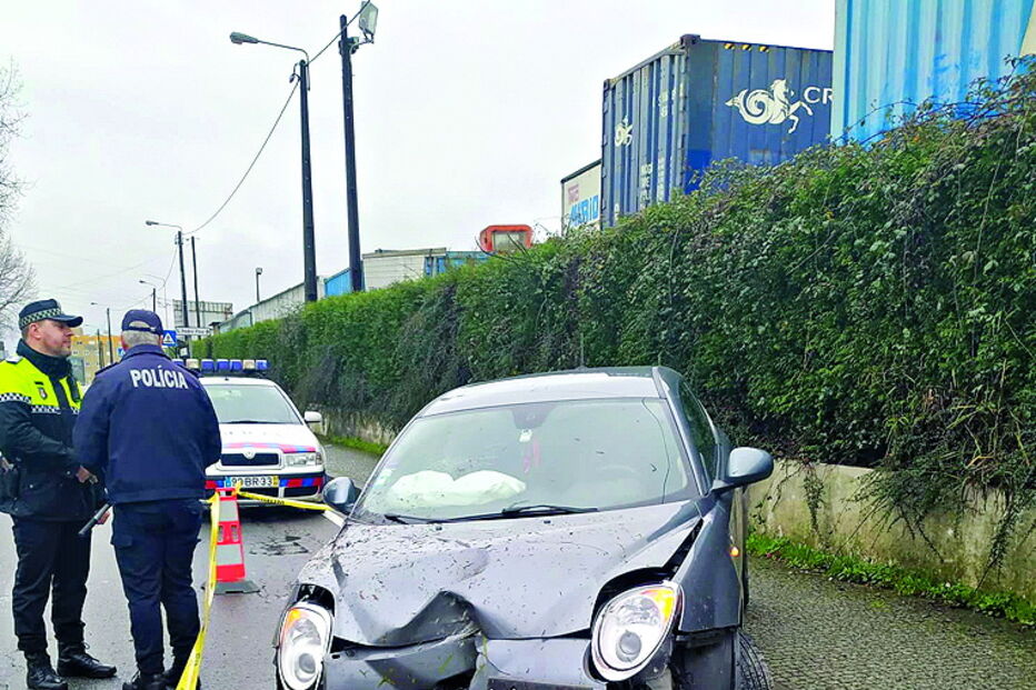 Carro dos ladrões ficou neste estado. Polícia Municipal e PSP foram ao local 