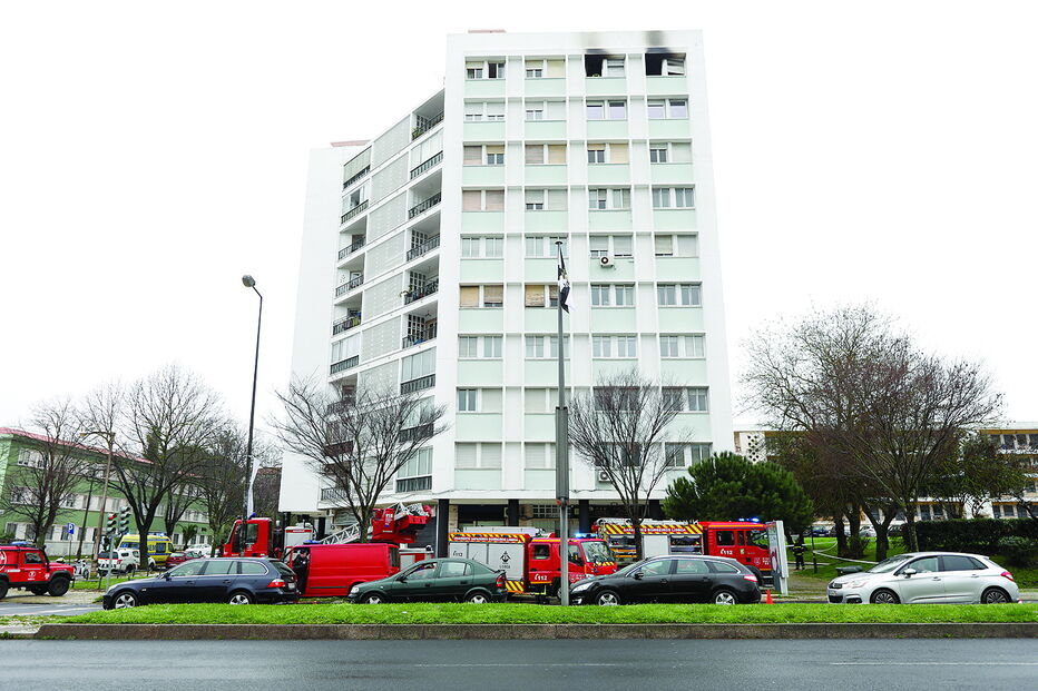 Bombeiros tiveram de usar autoescada para socorrer as duas vítimas, encurraladas nos últimos pisos do nº 101 da avenida Almirante Gago Coutinho