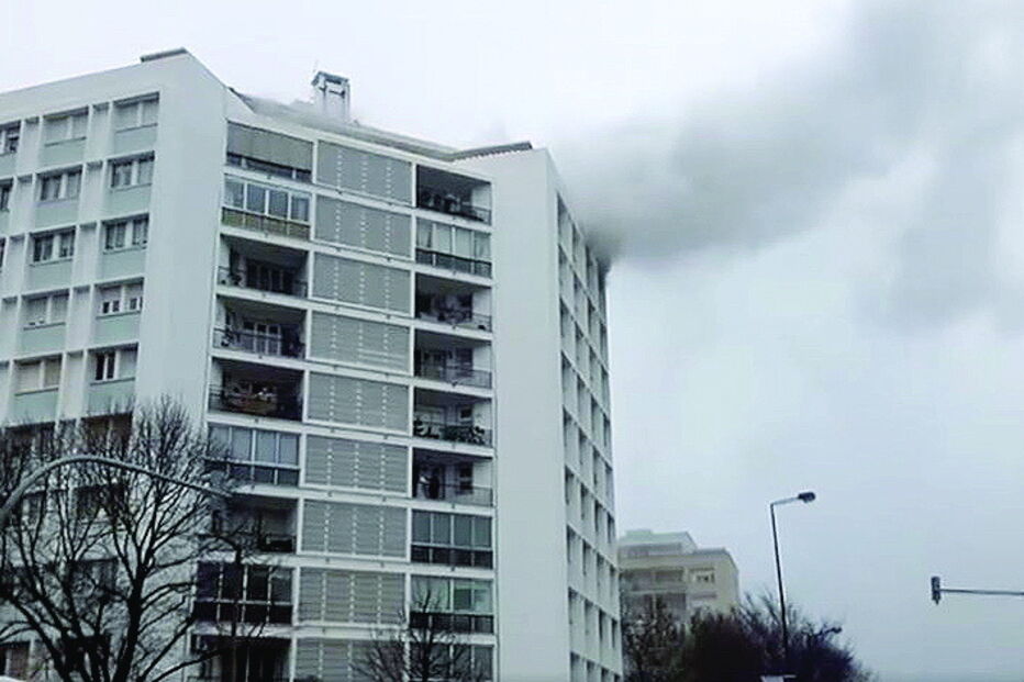 Fumo intenso que saía pelas janelas do 9º andar revela violência do incêndio, que destruiu quase na totalidade o apartamento