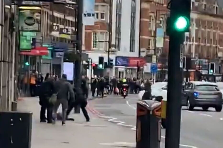 Três pessoas esfaqueadas nos subúrbios de Londres. Suspeito foi abatido pela polícia