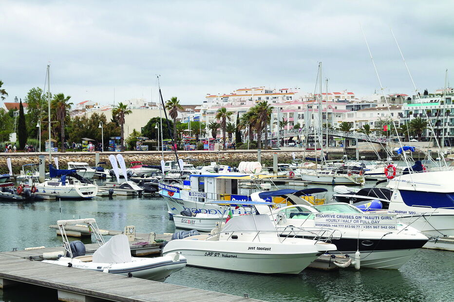 Agressão ocorreu ao início da madrugada deste domingo na marina de Lagos. Ferido foi levado para o hospital de Portimão  