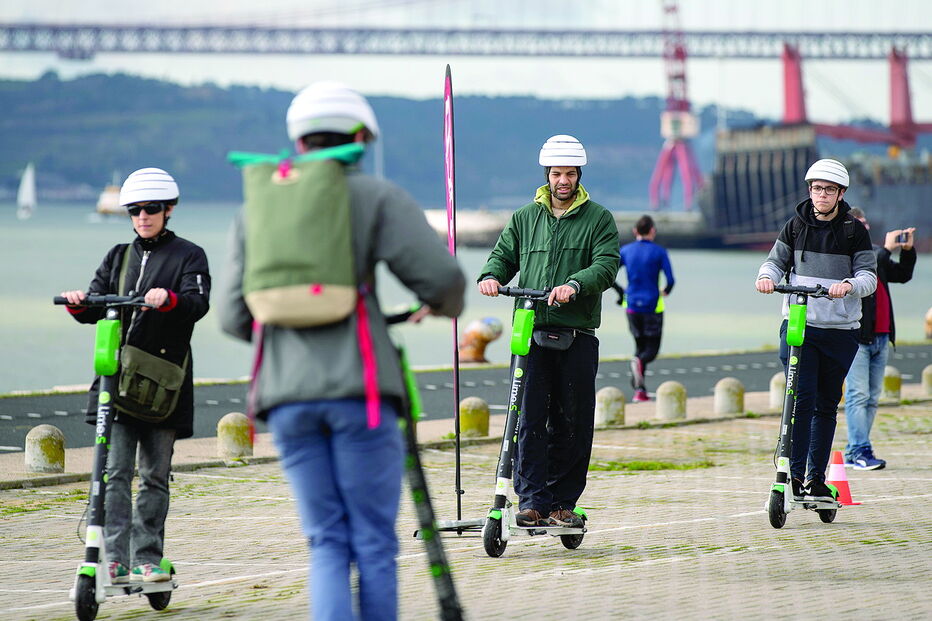 Formação realizada pelo Automóvel Club de Portugal, em Lisboa, visa sensibilizar os condutores para os riscos de uma condução sem capacete e para o não conhecimento das regras de trânsito