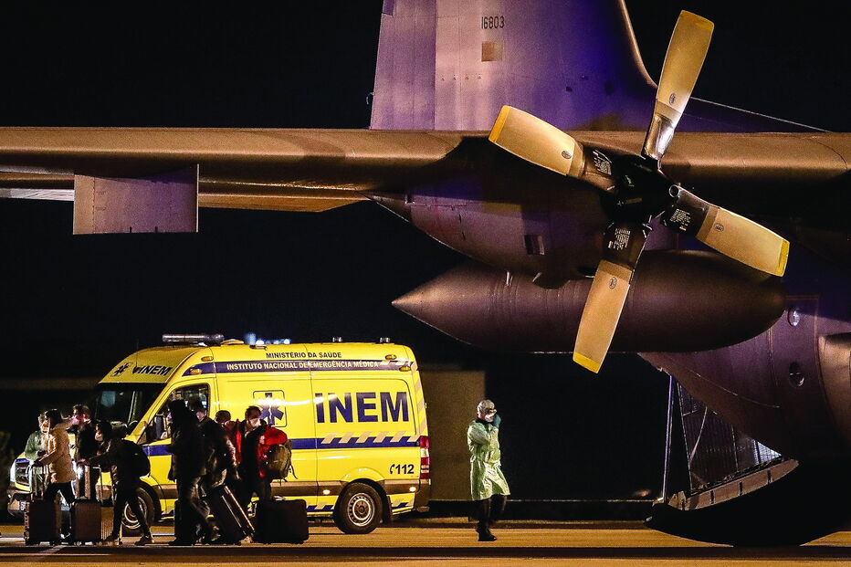 No aeroporto, a base aérea de Figo Maduro, Lisboa, estava montado um dispositivo especial para receber o grupo de 20 repatriados (incluindo duas cidadãs brasileiras) de Wuhan, epicentro do coronavírus 
