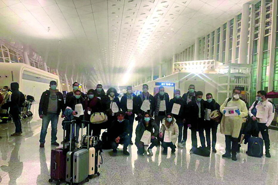 Alguns dos portugueses antes da partida do aeroporto de Wuhan 