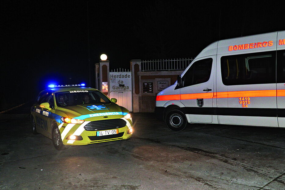 Acidente aconteceu na tarde de sábado, na Herdade da Galega, mas os corpos só foram retirados da fossa durante a noite