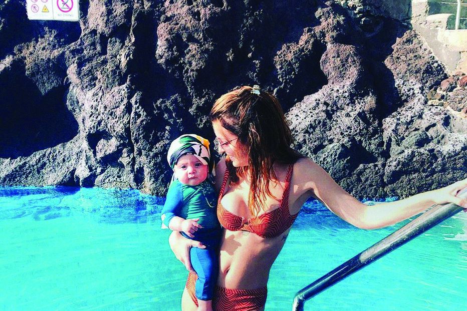 Jessica com o filho na Madeira